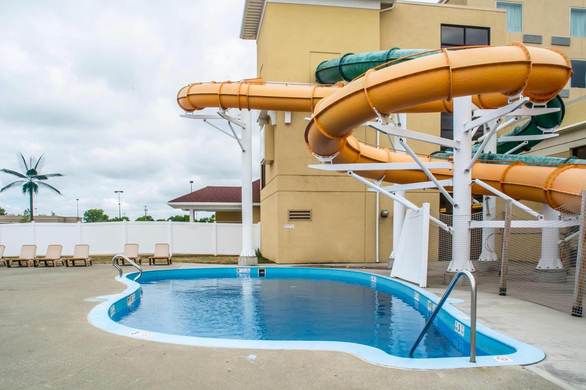 Quality & Palm Island Indoor Waterpark Hotel Batavia